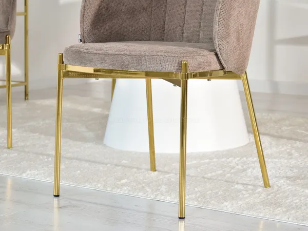 Luksusowe krzesła z beżową tapicerką i złotymi nogami - unikalny akcent dla Twojego wnętrza!